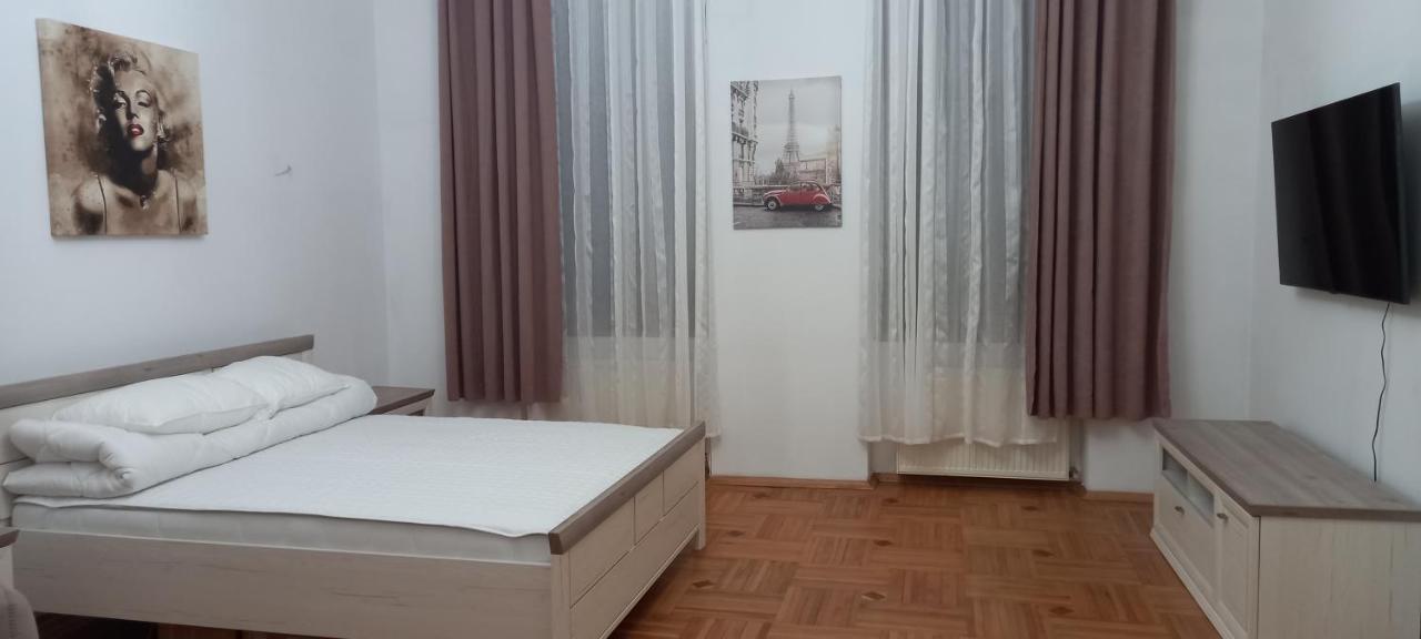 Двох Рівневі Апартаменти В Центрі Lviv Bagian luar foto