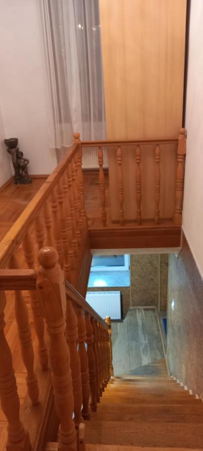 Двох Рівневі Апартаменти В Центрі Lviv Bagian luar foto
