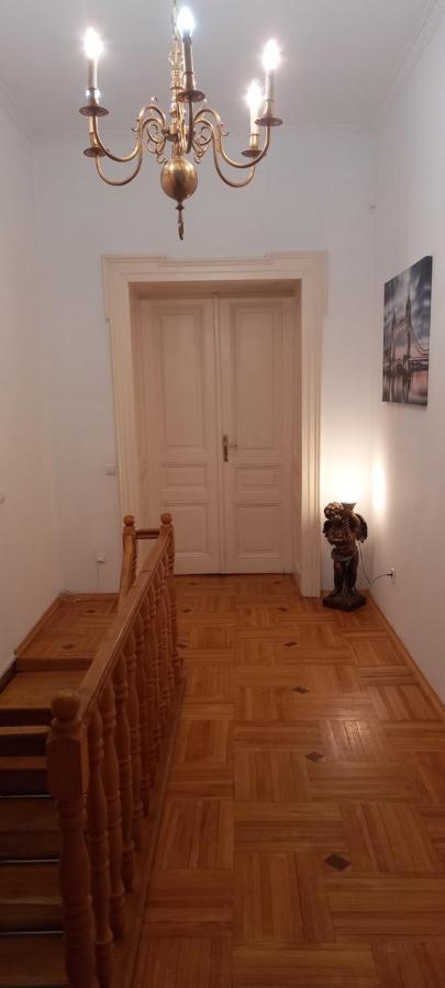 Двох Рівневі Апартаменти В Центрі Lviv Bagian luar foto